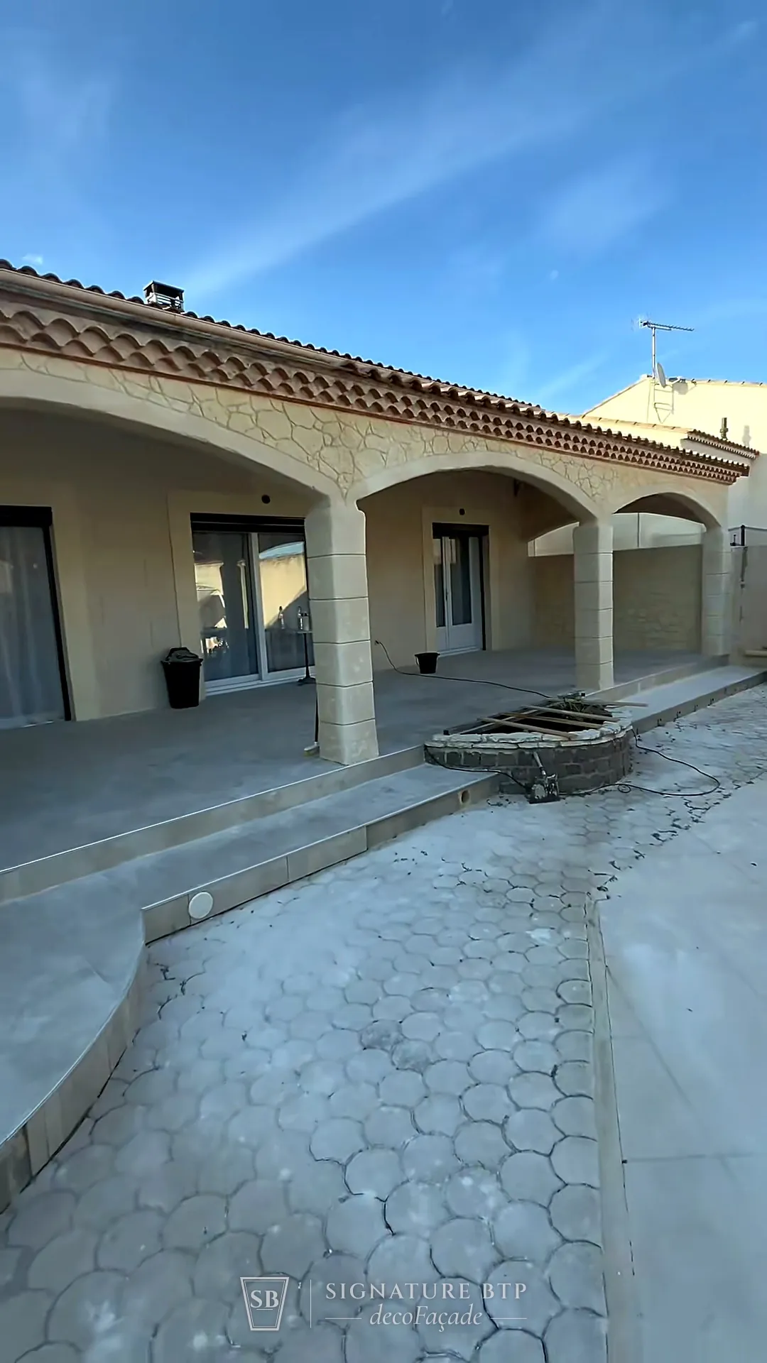 Terrasse à arcades avec piliers et arcs en enduit façon pierre de taille