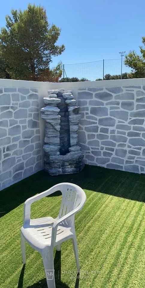 Mur de jardin habillé en enduit décoratif façon pierre grise